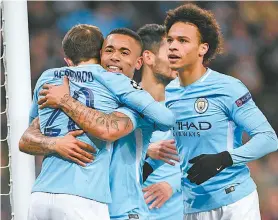  ??  ?? Gabriel Jesus (C) comemora o gol com Bernardo e Leroy Sané (D)