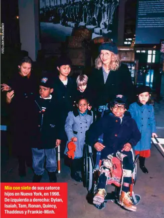  ??  ?? Mia con siete de sus catorce hijos en Nueva York, en 1998. De izquierda a derecha: Dylan, Isaiah, Tam, Ronan, Quincy, Thaddeus y Frankie-minh.