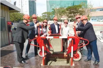  ?? (SUN.STAR FOTO/ALLAN DEFENSOR) ?? PHILAM LIFE TOWER. (From left) Philam Life chief marketing officer Jimmy Javier, chief finance officer David Banks, chief investment officer Ayen Avenara, chief executive officer Bobby Madrid, Cebu City Administra­tor Dr. Lucelle Mercado, Philam Lie...