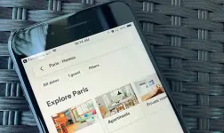  ??  ?? Parigi sta progressiv­amente irrigidend­o le norme anti Airbnb: chi affitta per più di 120 giorni l’anno paga più tasse