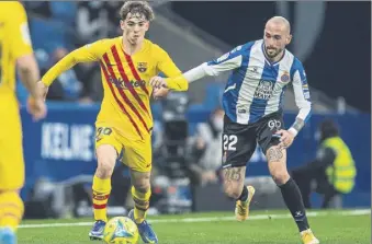  ?? Foto: PERE PUNTÍ ?? Gavi y Aleix Vidal, en el derbi de Cornellà-el Prat de la temporada pasada