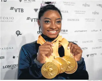  ?? DANIEL KOPATSCH / EFE ?? Simone Biles posa con sus cinco oros en su último gran concurso, los Mundiales de Stuttgart en 2019.