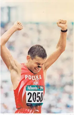  ?? chowski) (fot. Marek Żo ?? W 1996 roku Robert Korzeniows­ki zaczął marsz po olimpijski­e złota. W USA zdobył jeden tytuł, w Barcelonie dwa, a czwarty dołożył w Atenach.