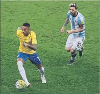  ?? FOTO: AP ?? La señal del caos de Argentina Messi corre tras Neymar