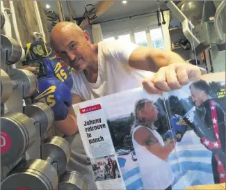  ?? (Photos Laurent Amalric et DR) ?? Pose en double page de l’Equipe magazine durant l’été  et paire de gants de boxe bleue SDI, deux cadeaux de Johnny à Laurent Petit qui avait fait perdre quatorze kilos à son élève.