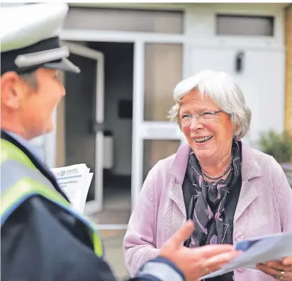  ?? KÖHLEN ARCHIVFOTO: ?? Eine Polizistin informiert eine Seniorin an der Haustür über falsche Polizisten und den Enkeltrick.