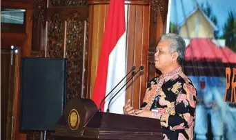  ?? DINAS KELAUTAN DAN PERIKANAN PROVINSI JAWA TIMUR FOR JAWA POS ?? TINGKATKAN KESEJAHTER­AAN: Pelaksana Harian (Plh) Kepala Dinas Kelautan dan Perikanan Provinsi Jawa Timur Asmuri Syarif saat peluncuran Program HuluHilir untuk sektor kelautan dan perikanan di pendapa Pemkab Tulungagun­g kemarin (20/3).