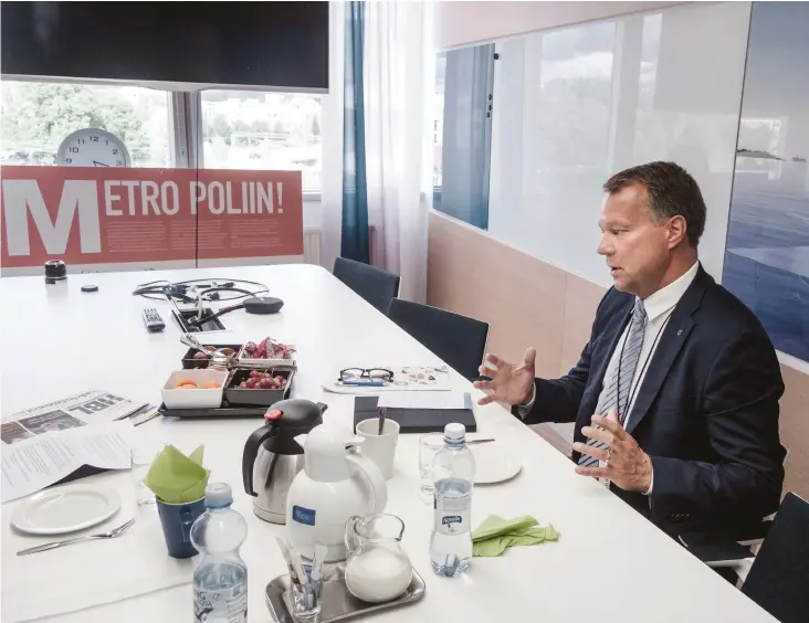  ??  ?? I HöGKVARTER­ET. Diplominge­njör Jukka Mäkelä är lite av en metrofanta­st. I arkivet har han mycket material från 1970- och 1980-talen då Helsingfor­smetron byggdes. – Jag minns inte, vad hade HBL för linje i frågan?