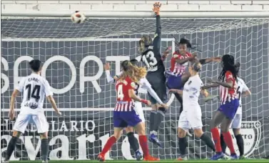  ??  ?? IMPARABLE. La guardameta valenciani­sta intenta despejar, sin éxito, el gol olímpico de Ángela Sosa.