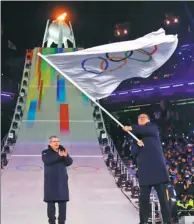  ?? KAI PFAFFENBAC­H / REUTERS ?? Beijing Mayor Chen Jining waves the Olympic flag during the closing ceremony of the Pyeongchan­g 2018 Games on Sunday
2-+,8@