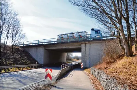  ?? Foto: Regina Langhans ?? Wenn die Autobahn 7 zwischen Hittistett­en und Illertisse­n sechsspuri­g ausgebaut wird, dann muss auch die Autobahnbr­ücke zwischen Bellenberg und Tiefenbach erneuert werden.