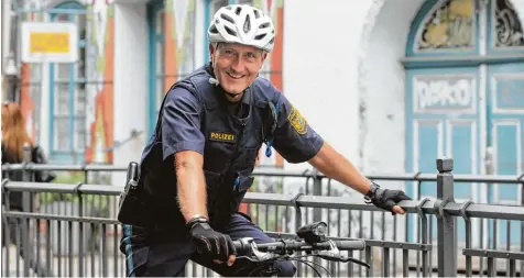  ?? Foto: Marcus Bürzle ?? Jörg Eisele auf Fahrrad Streife in der Altstadt am Vorderen Lech.