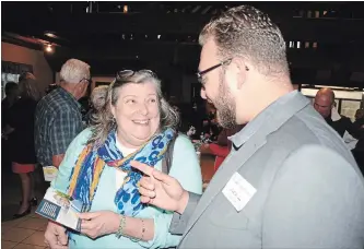  ?? KRIS DUBE THE WELLAND TRIBUNE ?? Resident Wendy Ward and Ryan Huckla, a Ward 1 candidate, talk issues.