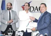  ?? FUENTE EXTERNA ?? El director de Idac, Alejandro Herrera, entrega la certificac­ión a Frank Elías Rainieri, director de Operacione­s aeropuerto Punta Cana.