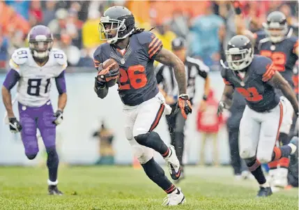  ?? | JIM PRISCHING/AP ?? Cornerback Tim Jennings returns an intercepti­on 44 yards for a touchdown in the second quarter Sunday.