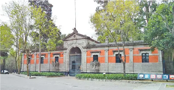  ??  ?? Se trata de un edificio que durante el siglo XIX fue la entrada al Antiguo Colegio Militar, célebre por el episodio de los Niños Héroes.