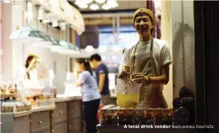  ??  ?? A local drink vendor welcomes tourists