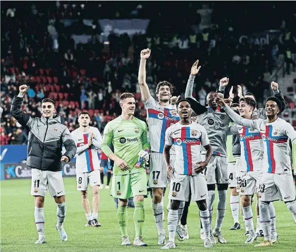  ?? ?? ria
Els jugadArs del Barça celebrant la victòria amb l’afició blaugrana que va anar fins a PamplAna