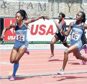  ?? COLLIN REID PHOTO COURTESY OF COURTS, ALLIANCE INVESTMENT­S, JN BANK AND JAMAICA BICKLE ?? Edwin Allen High’s Yasheka Cameron (right) passing the baton to Patrice Moodie in their 4x100 metres heat at the 2017 Penn Relays yesterday. Edwin Allen won in 44.76 seconds.