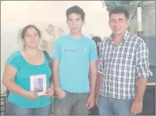  ??  ?? Antes de ir al a cárcel, Eligio Gómez, su esposa y su hijo.