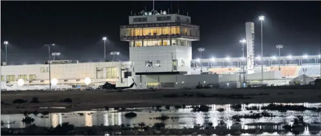  ??  ?? IMPRACTICA­BLE. Las lluvias en Qatar impidieron que ayer se celebraran los entrenamie­ntos clasificat­orios. Los pilotos formarán en parrilla según sus tiempos de los libres.