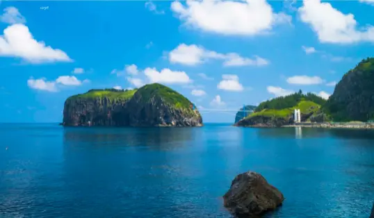  ??  ?? BELOW
Ulleungdo Island’s verdant landscape in the middle of summer