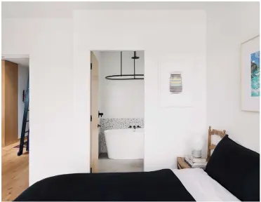  ??  ?? LEFT: A sculptural tub looks serene in the ensuite. Tub, Aquabrass; art