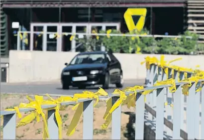  ?? PERE DURAN / NORD MEDIA ?? Los CDR colocaron el fin de semana lazos amarillos en una zona cercana al estadio de fútbol del Girona