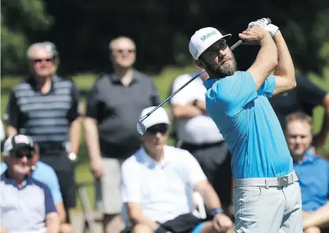  ?? MICHELLE BERG ?? Graham DeLaet give some pointers during the Graham Slam golf clinic at Riverside Country Club in Saskatoon on Monday.