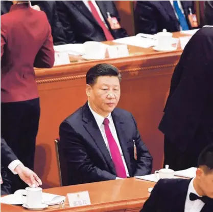  ?? AFP ?? El presidente Xi Jinping (centro) participó ayer en la sesión de apertura de la Asamblea Nacional Popular del Partido Comunista Chino, en el Gran Salón del Pueblo, en Pekín.