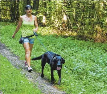  ?? FOTO: SILVIA MÜLLER ?? Bei ihren Spaziergän­gen im Wald haben Anja Racz und ihr Hund Sammy schon viel erlebt.