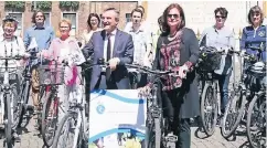  ?? RP-FOTO: OLIVER BURWIG ?? Oberbürger­meister Thomas Geisel (vorne links) und Umweltdeze­rnentin Helga Stulgies besuchen ihre „Stadtradel­n“-Teams.