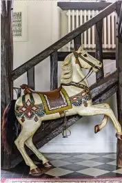  ??  ?? Cheval de bois provenant d’un ancien manège, offert par son grand-oncle forain.