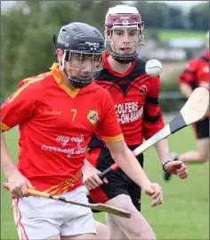  ??  ?? Davidstown-Courtnacud­dy defender Cian Jordan soloing away from Cathal Cummins (Bannow-Ballymitty).