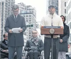  ?? POLATSECK/MAYORAL PHOTOGRAPH­Y OFFICE /BENNY ?? El comisionad­o de Transporte de NYC Ydanis Rodríguez (izq) y el alcalde Eric Adams durante el anuncio.