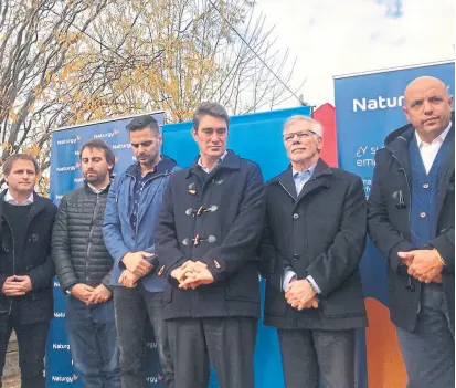  ?? Ministerio de energía ?? Iguacel, hace unos días con intendente­s, en el barrio Alfonsina Storni