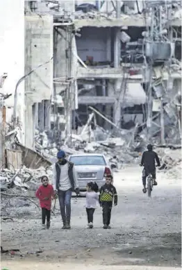  ?? Mohammed Saber / Efe ?? Una familia palestina en un escenario bombardead­o al sur de Gaza, ayer.