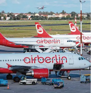  ?? Foto: Wolfgang Kumm, dpa ?? Glaubt man Experten, dann besteht bei Air Berlin weiterhin die Gefahr eines sogenannte­n „Groundings“. Das heißt, dass alle Flug zeuge am Boden bleiben, etwa weil der Fluggesell­schaft das Geld ausgeht.