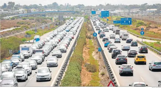  ?? JESÚS MARÍN ?? Imagen tomada a las 13 horas de ayer desde el cambio de sentido que hay en la A-48, en Chiclana. A la izquierda, los coches que se dirigen a Tres Caminos.