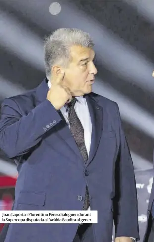  ?? ?? Joan Laporta i Florentino Pérez dialoguen durant la Supercopa disputada a l’Aràbia Saudita al gener.