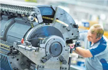  ?? FOTO: DPA ?? Produktion im Wieslocher Werk der Heidelberg­er Druckmasch­inen AG: „Vor allem Großkonzer­ne tun sich sehr schwer damit, den digitalen Wandel zu gestalten“, sagt Jens Freiter.