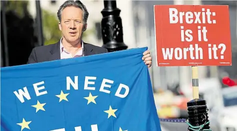  ?? AP-BILD: GRANT ?? Ein Pro-EU-Demonstran­t vor dem Westminist­er-Parlaments­gebäude: Mittlerwei­le hält eine Mehrheit in Großbritan­nien den Austritt für schlecht und wünscht einen Verbleib in der EU.