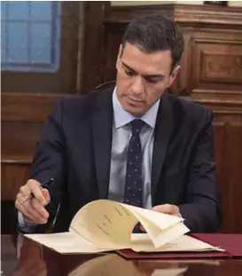  ?? FOTO: AP ?? STATSMINIS­TER: Statsminis­ter Pedro Sánchez sier han vil forsvare den spanske interessen­e når det gjelder Gibraltars fremtid.