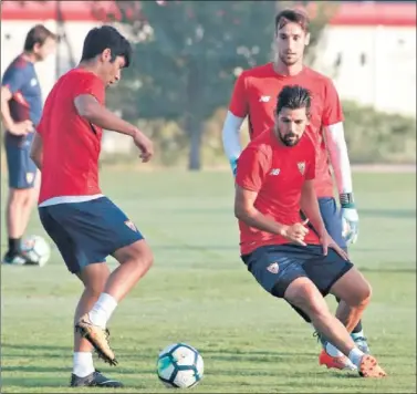  ??  ?? FOCO DE ATENCIÓN. Nolito, en un entrenamie­nto del Sevilla con Sergio Rico por detrás.