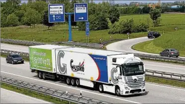  ?? Foto: dpa/b. Wüstneck ?? Überraschu­ng beim Überholen: , Meter länger als ein normaler Lkw sind die Mega-transporte­r.