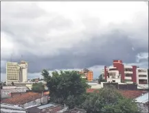  ??  ?? Una densa nube oscura cubrió al caer la tarde de ayer el cielo de Asunción, anunciando la llegada de la tormenta.