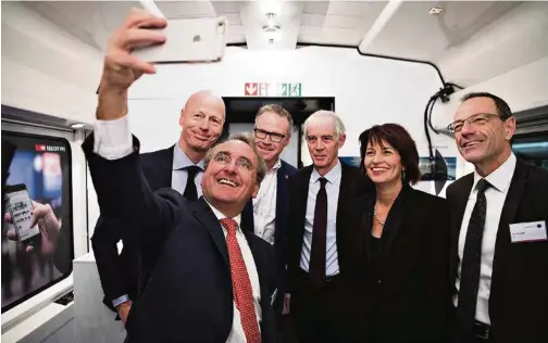  ?? (ANTHONY ANEX/KEYSTONE) ?? Dans le «train du digital», selfie de l’avocat Christian Wenger avec Doris Leuthard, entourée de Marc Walder, patron de Ringier (à g. au second plan), Andreas Meyer (CFF), Martin Vetterli (EPFL) et Lino Guzzella (EPFZ).