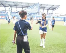  ?? ?? Rabbit Girls practicing their match routines with ballboys before BG Pathum United FC’s Thai League 1 football match against Sukhothai at BG Stadium in Pathum Thani.