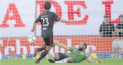  ?? G. R. ADAMI ?? El principio del fin. Bernardi derrota a Díaz con toque corto. Cerca del final, Colón se ponía 2-1.