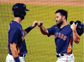  ?? Lynne Sladky / AP ?? El venezolano José Altuve (der.) y Kyle Tucker celebran tras anotar en un sencillo de Michael Brantley para los Astros ante los Nacionales de Washington en un juego de pretempora­da el viernes 19 de marzo de 2021. Tras abrir la nueva campaña en California, la novena de Houston regresa a Texas.